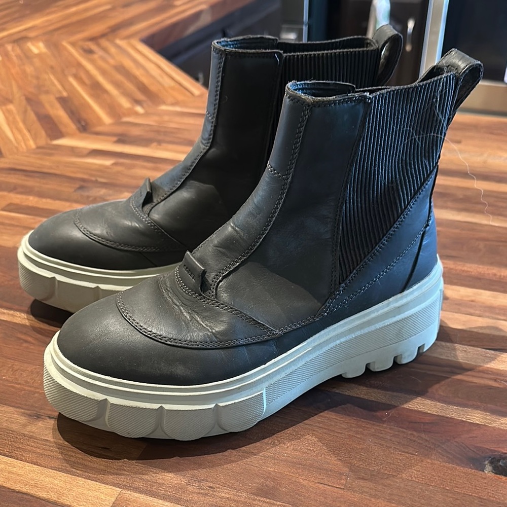Sorel Caribou X Waterproof Platform Chelsea Boots women’s 9.5